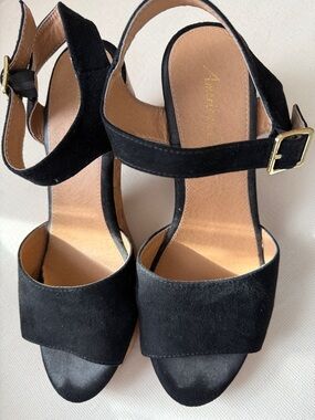 American Eagle Outfitters Black Suede Block Heel platform Sandals